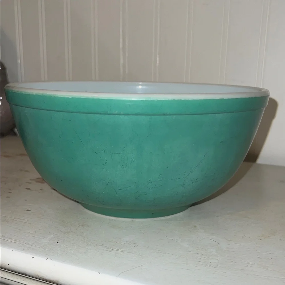 1940s Vintage Pyrex Primary Green mixing bowl